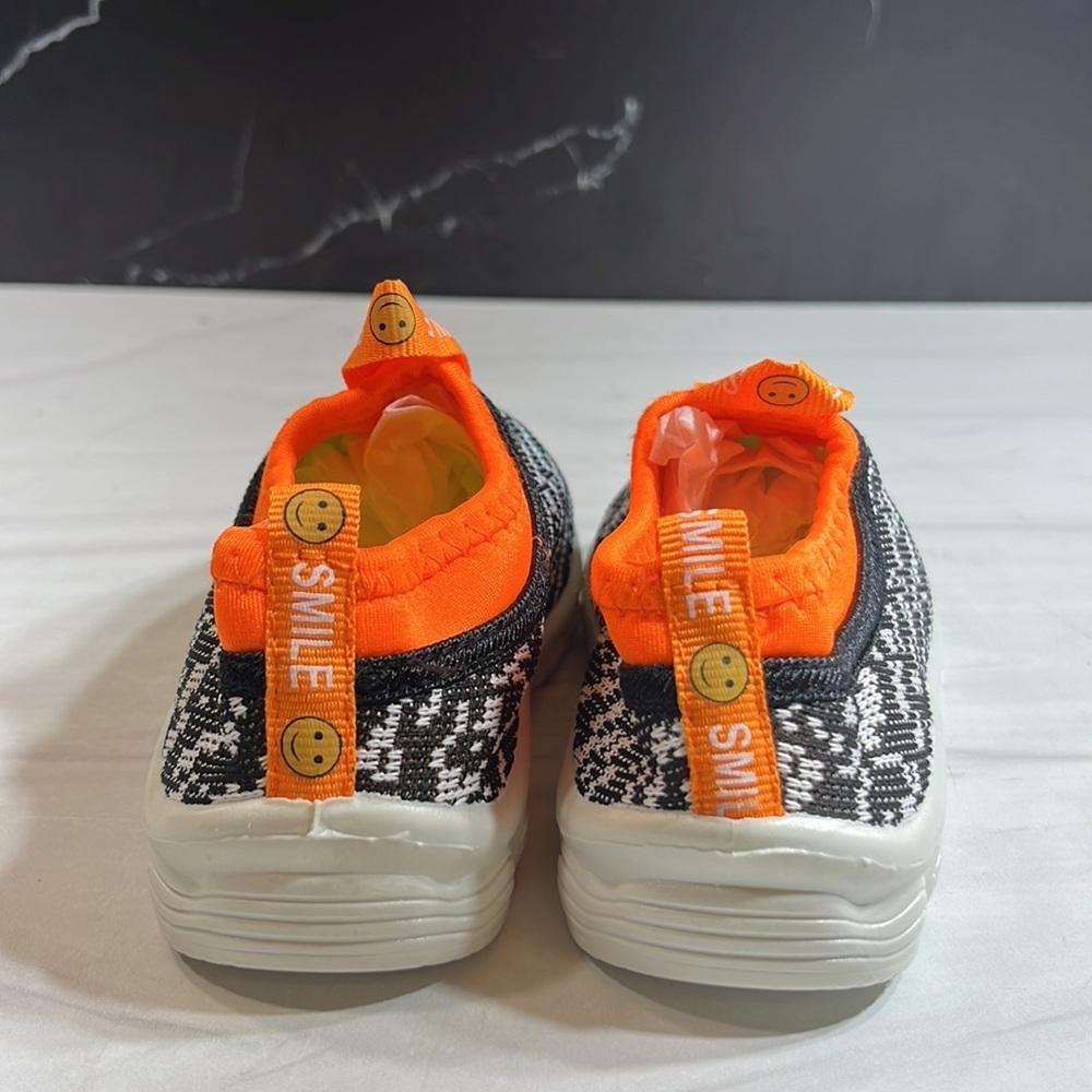 Unbranded Toddler Sneaker Black/White sz 9 - Picture 3 of 6